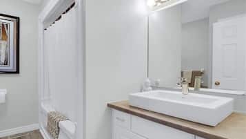 Bidet, håndklæder, Sæbe, Toiletpapir
