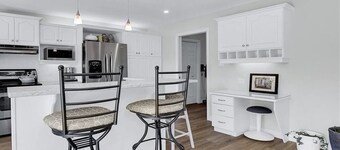 Private room in a quiet and safe neighbourhood of St. Thomas, Ontario.
