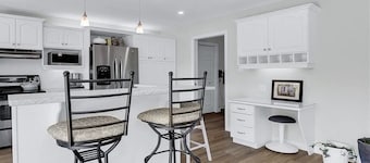 Private room in a quiet and safe neighbourhood of St. Thomas, Ontario.