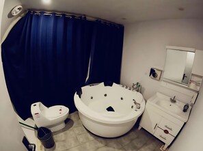 Jetted tub, hair dryer, bidet, towels