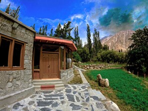 Exterior - Couple's Peaceful Offgrid Pod w/ Hot Tub & Bonfire (Gulmit)