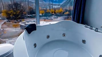 Een bubbelbad, een haardroger, een bidet, handdoeken