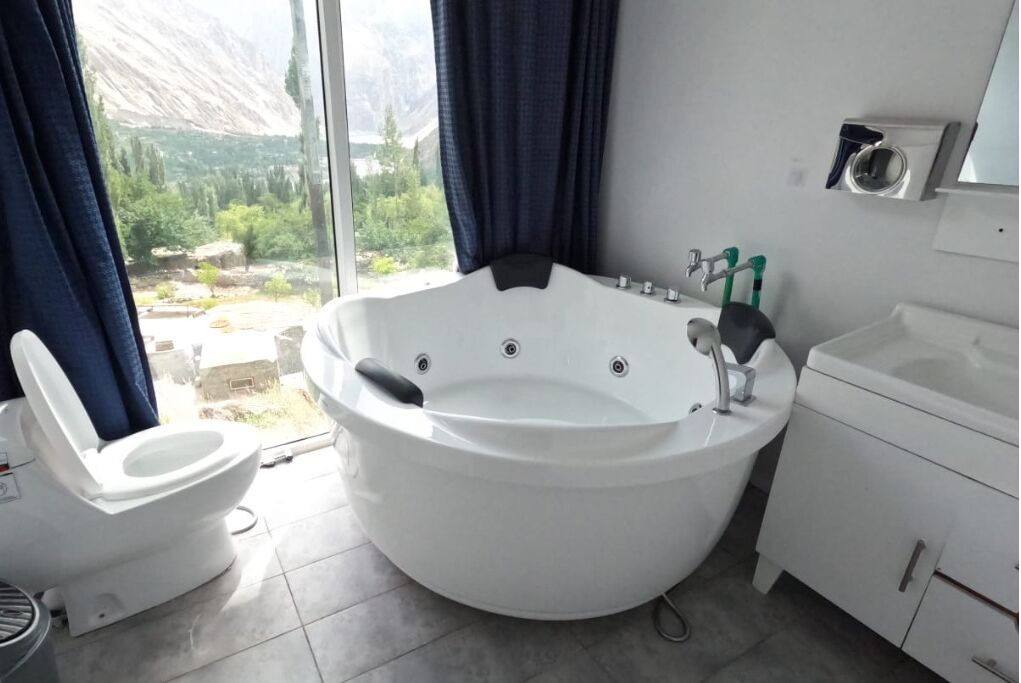 Jetted tub, hair dryer, bidet, towels