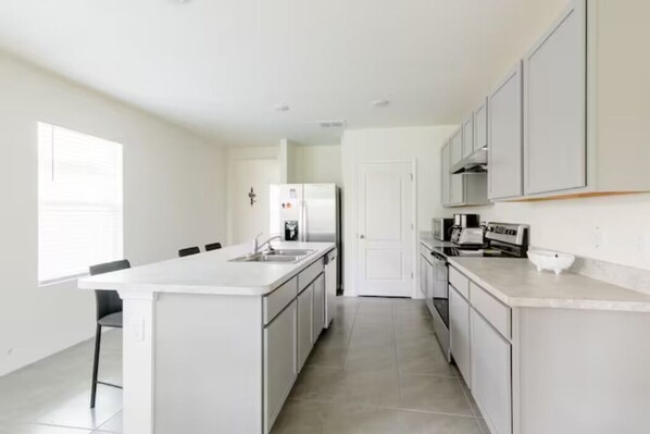 Micro-ondes, four, plaque de cuisson, lave-vaisselle