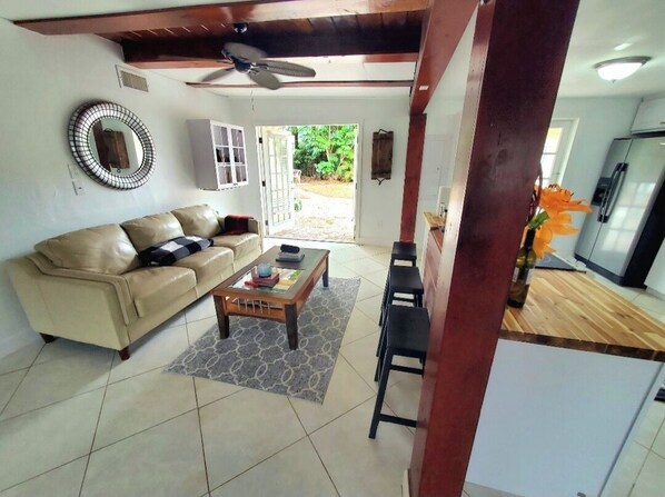 Books - Cozy Coastal Cottage in charming Naples -3 Miles from Beach (Naples)