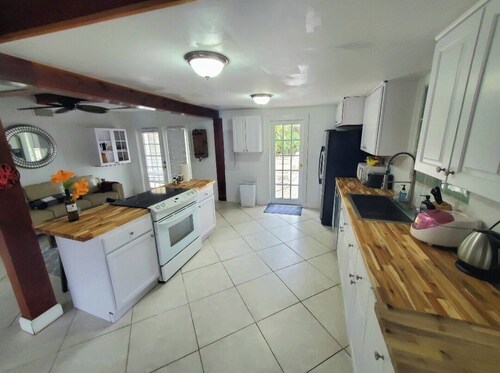 Cozy Coastal Cottage in charming Naples -3 Miles from Beach