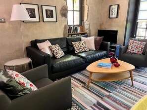 Fernseher, Kamin, DVD-Player