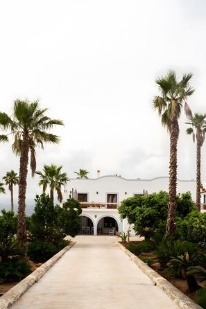 Property grounds - Villa 'Monsalva' with Private Pool, Wi-Fi and Air Conditioning (Corbera)