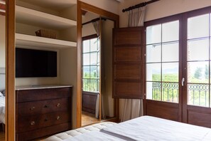 4 bedrooms, iron/ironing board, free WiFi, bed sheets - Villa 'Monsalva' with Private Pool, Wi-Fi and Air Conditioning (Corbera)