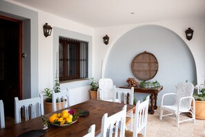 Outdoor dining - Villa 'Monsalva' with Private Pool, Wi-Fi and Air Conditioning (Corbera)