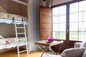 4 bedrooms, iron/ironing board, free WiFi, bed sheets