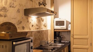 A compact kitchen with a microwave, toaster, and coffee maker. - Charming Provençal studio with peaceful patio. Alpilles (Eyragues)