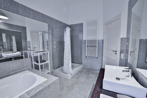 Serviettes fournies, savon, papier de toilette