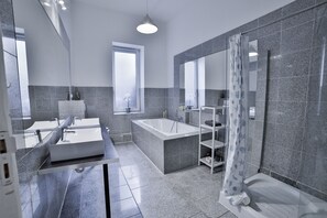 HandtĂŒcher, Seife, Toilettenpapier