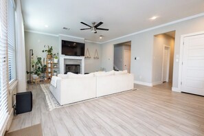 Living area - Spacious and cozy 4-bedroom house with WiFi and AC in phenomenal Dallas (Dallas)