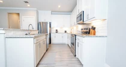 Spacious and cozy 4-bedroom house with WiFi and AC in phenomenal Dallas