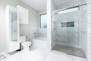 淋浴设施、吹风机、毛巾、肥皂