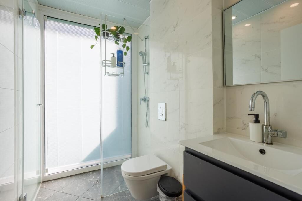 Towels, soap, shampoo, toilet paper