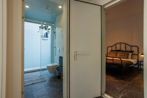 Towels, soap, shampoo, toilet paper