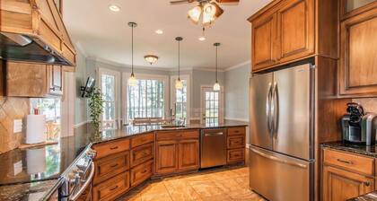 4 bedroom Lake front house 5 mins from liberty with private ramp and dock!
