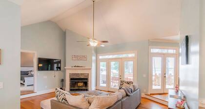 4 bedroom Lake front house 5 mins from liberty with private ramp and dock!