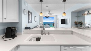 Appart'hôtel, plusieurs lits, balcon, vue plage (Majestic Bliss) | Intérieur