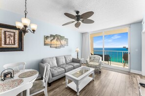 公寓客房, 多張床, 陽台, 海灘景觀 (Majestic Bliss) | 起居區 | 42-吋平面電視,提供數位頻道