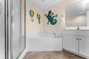 Condo, nhiều giường, ban công, quang cảnh bãi biển (Majestic Bliss) | Phòng tắm | Máy sấy tóc, khăn tắm 