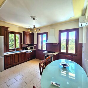 Een koelkast, een magnetron, een oven, een kookplaat