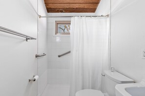 Een douche, handdoeken, toiletpapier