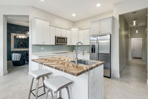 Fridge, microwave, oven, stovetop - Amelia Island 4BR Private Pool Oasis (Fernandina Beach)