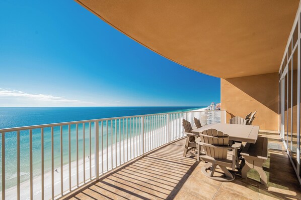 屋外ダイニングエリア