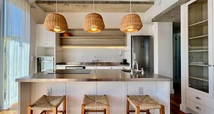 Luxury 4-bedroom villa in North Floripa