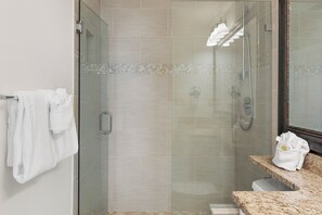 Shower, hair dryer, towels - "Grandview" Relaxing Gulf View Retreat • 2-Minute Walk to the Beach Access (Miramar Beach)