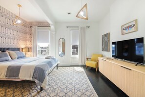 3 habitaciones, escritorio y tabla de planchar con plancha 