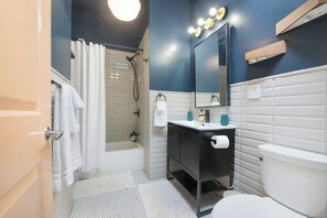 Secadora de cabello, toallas, jabón, papel de baño 