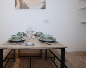 Dining - Mansfield House, Close to Principality (Cardiff)