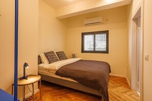 2 bedrooms, desk, WiFi, bed sheets