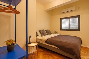 2 室のベッドルーム、デスク、WiFi、ベッドシーツ