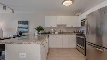 Standard Apartment | Private kitchen | Full-size fridge, microwave, oven, stovetop