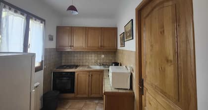 2-bedroom apartment with garden, 5-minute walk from Lac de Ste Croix.