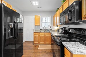 Refrigerador, microondas, horno, placa de cocina