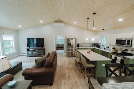 専用キッチン. NEW! Modern Getaway - Hot Tub/Fire Pit/Pool table