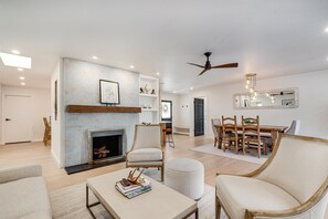 TV, fireplace - Welcome to 7th@Mac – Your Sonoma Valley Retreat (Sonoma)