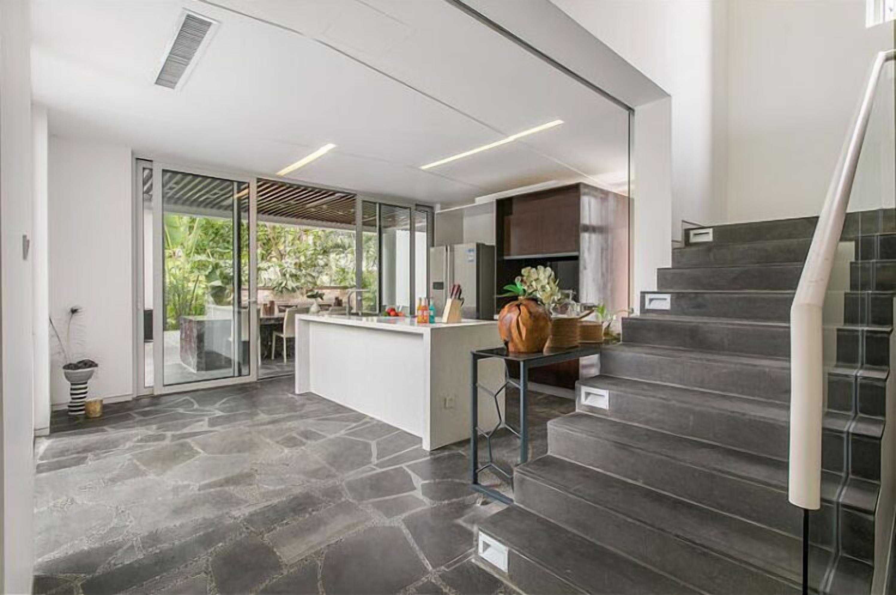 Deluxe Villa | Private kitchen | Fridge, stovetop, cookware/dishes/utensils, kitchen islands