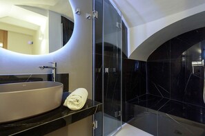Dusche, Haartrockner, Handtücher