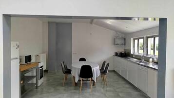 Microondas, horno, placa de cocina y lavavajillas