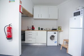 Réfrigérateur, four à micro-ondes, un four, surface de cuisson