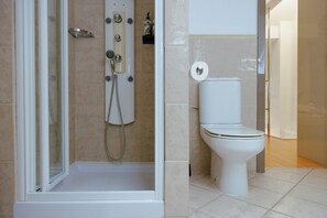 Dusj, hårføner, håndklær og såpe