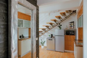 Private kitchen - Family suite in old city with free parking, BRIDGE APARTMENTS (Ljubljana)